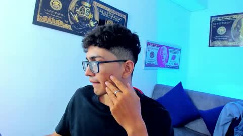 Snapshot of tylerwhiite_ chatting on January 2025 07:08:01 AM online show from January 2025 07:08:01 AM