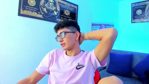 Snapshot of tylerwhiite_ chatting on January 2025 06:56:01 AM online show from January 2025 06:56:01 AM