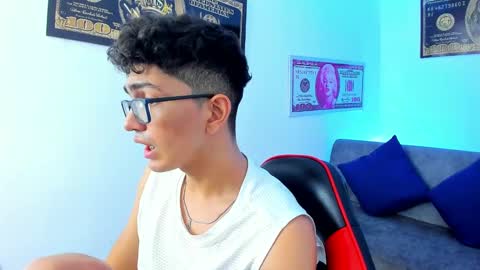 Snapshot of tylerwhiite_ chatting on January 2025 09:11:02 AM online show from January 2025 09:11:02 AM