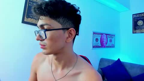 Snapshot of tylerwhiite_ chatting on January 2025 09:35:01 AM online show from January 2025 09:35:01 AM