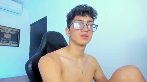 Snapshot of tylerwhiite_ chatting on February 2025 09:35:02 AM online show from February 2025 09:35:02 AM