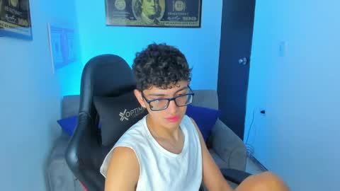 Snapshot of tylerwhiite_ chatting on February 2025 03:04:02 AM online show from February 2025 03:04:02 AM