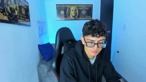 Snapshot of tylerwhiite_ chatting on February 2025 03:02:02 AM online show from February 2025 03:02:02 AM