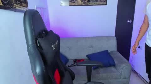 Snapshot of tylerwhiite_ chatting on March 2025 06:50:02 AM online show from March 2025 06:50:02 AM