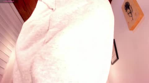 Snapshot of tylla_ chatting on November 2025 04:57:01 AM online show from November 2025 04:57:01 AM