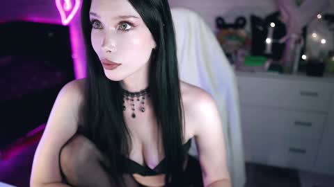 Izzy    online show from January 2025 12:47:02 PM