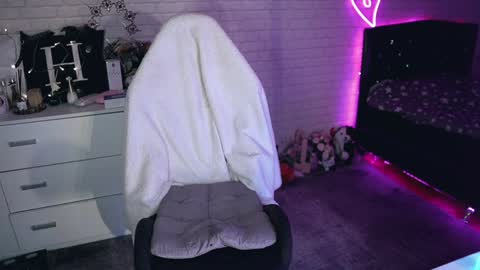 Izzy    online show from March 2025 10:02:02 PM