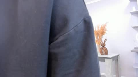 Kira online show from November 2025 03:15:02 PM