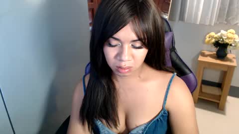 Vee online show from February 2025 01:49:02 PM