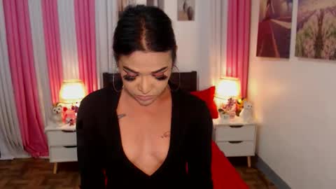 Queen Nicole online show from February 2025 01:30:02 PM