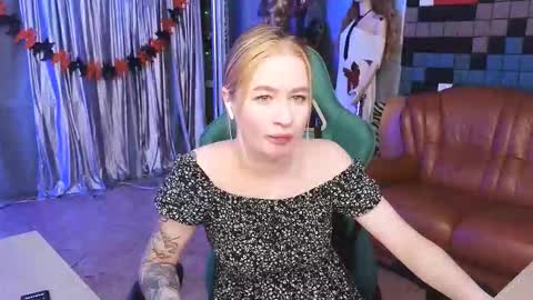 Leila online show from November 2025 10:26:01 PM