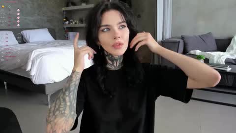 Snapshot of uwu_eva chatting on December 2025 06:32:01 AM Eva online show from December 2025 06:32:01 AM