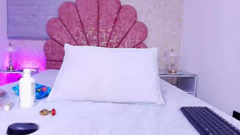 Snapshot of vaiolet_colls chatting on February 2026 12:03:01 PM Vaiolet colls online show from February 2026 12:03:01 PM