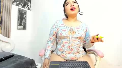 vaiolet_sexycurvy_ online show from July 2026 09:55:01 AM
