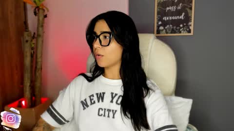 Snapshot of val_varago chatting on November 2025 12:57:02 AM val_varago online show from November 2025 12:57:02 AM