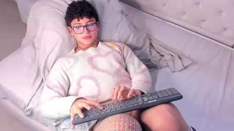 Valentin0 online show from December 2025 07:44:01 PM