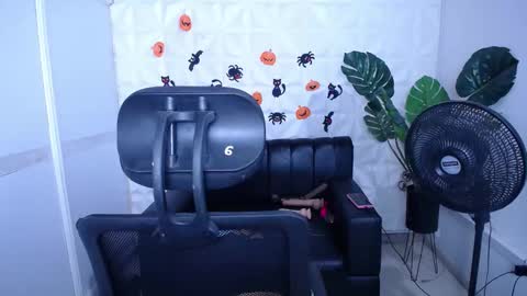 Valentina  online show from October 2025 11:00:02 PM