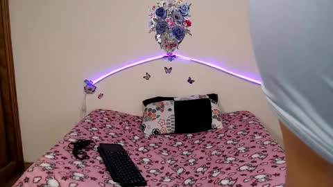 Snapshot of valeryxs1 chatting on October 2025 08:33:02 PM Angelyxs online show from October 2025 08:33:02 PM