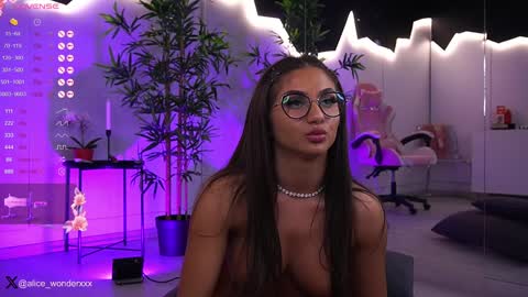 Snapshot of vanessasimon chatting on December 2024 12:16:01 PM Vanessa Simon online show from December 2024 12:16:01 PM