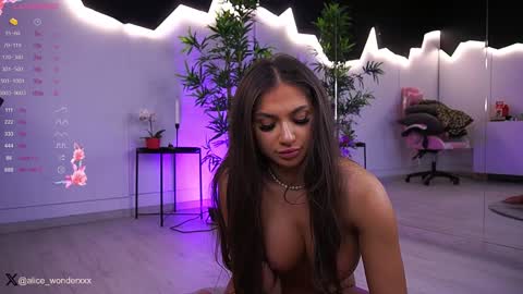 Snapshot of vanessasimon chatting on December 2024 08:16:01 AM Vanessa Simon online show from December 2024 08:16:01 AM