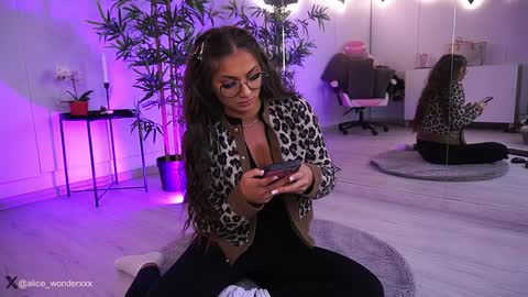Snapshot of vanessasimon chatting on January 2025 06:22:02 AM Vanessa Simon online show from January 2025 06:22:02 AM