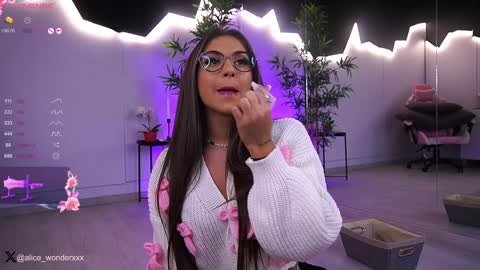 Snapshot of vanessasimon chatting on January 2025 06:30:02 AM Vanessa Simon online show from January 2025 06:30:02 AM