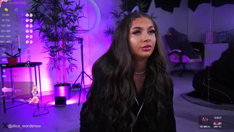 Snapshot of vanessasimon chatting on January 2025 06:24:01 AM Vanessa Simon online show from January 2025 06:24:01 AM