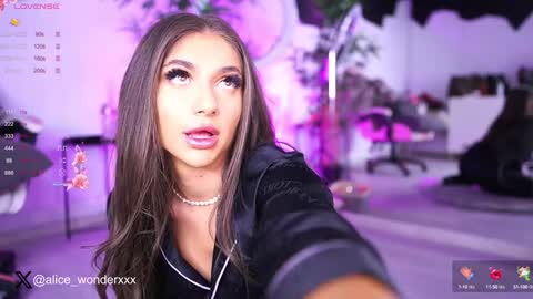 Snapshot of vanessasimon chatting on February 2025 06:37:01 AM Vanessa Simon online show from February 2025 06:37:01 AM
