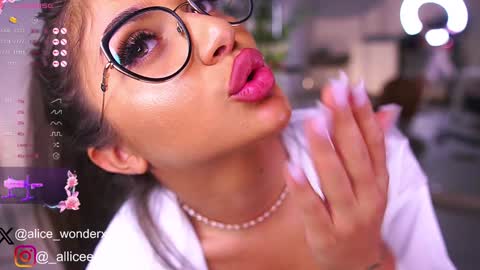 Snapshot of vanessasimon chatting on February 2025 09:13:02 AM Vanessa Simon online show from February 2025 09:13:02 AM