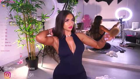 Snapshot of vanessasimon chatting on February 2025 07:02:01 AM Vanessa Simon online show from February 2025 07:02:01 AM