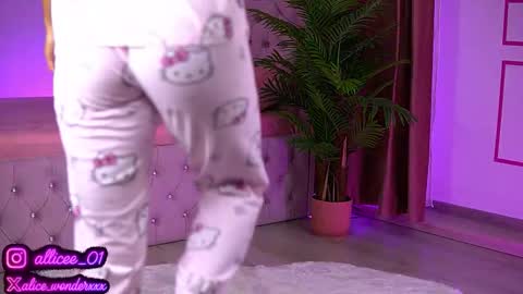 Snapshot of vanessasimon chatting on September 2025 06:01:02 AM Vanessa Simon online show from September 2025 06:01:02 AM