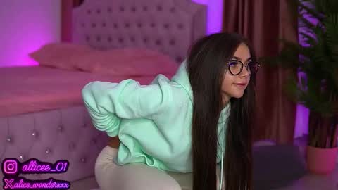 Snapshot of vanessasimon chatting on September 2025 06:18:01 AM Vanessa Simon online show from September 2025 06:18:01 AM