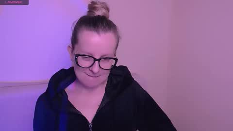 Mia online show from November 2025 08:04:02 AM