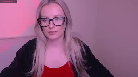 Mia online show from November 2025 08:00:02 AM