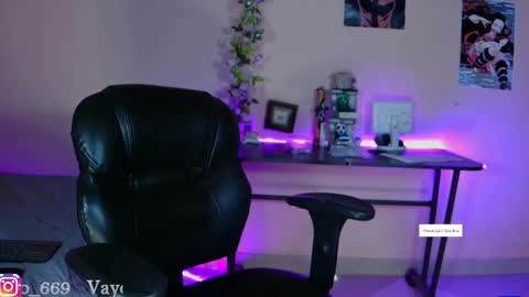 Snapshot of vayolett_dakotta chatting on January 2025 02:02:02 PM Vayolett online show from January 2025 02:02:02 PM