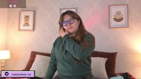 Vee Simons online show from December 2025 07:32:01 PM