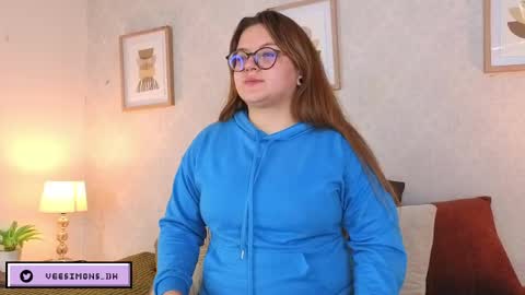 Snapshot of veesimons_dh chatting on April 2026 07:52:01 PM Vee Simons online show from April 2026 07:52:01 PM