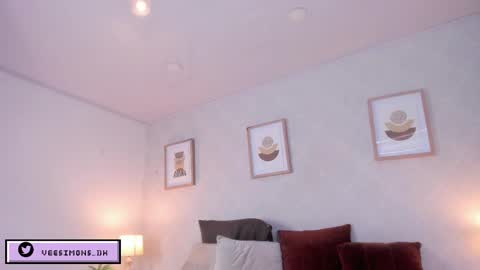 Snapshot of veesimons_dh chatting on April 2026 07:42:02 PM Vee Simons online show from April 2026 07:42:02 PM