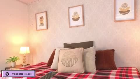 Snapshot of veesimons_dh chatting on April 2026 08:57:02 PM Vee Simons online show from April 2026 08:57:02 PM