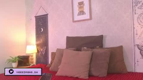 Snapshot of veesimons_dh chatting on June 2026 08:14:02 PM Vee Simons online show from June 2026 08:14:02 PM