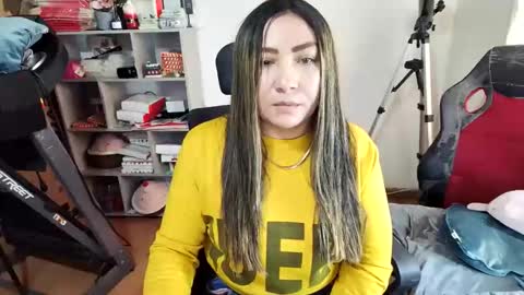 Snapshot of vellarossa chatting on May 2026 03:00:01 PM Im VelaI will be Christmas and New Year with my family December 22 to January 13 I will miss you guys. online show from May 2026 03:00:01 PM