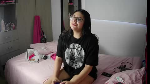 Snapshot of velma_star chatting on April 2026 11:27:02 AM Velma online show from April 2026 11:27:02 AM