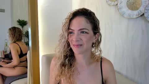 Snapshot of velora_ chatting on November 2025 03:01:02 AM Velora online show from November 2025 03:01:02 AM