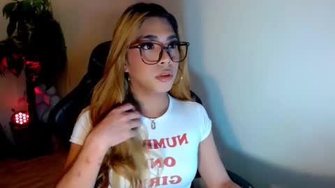 Snapshot of velvet_delux69 chatting on November 2025 12:15:01 PM velvet_delux69 online show from November 2025 12:15:01 PM