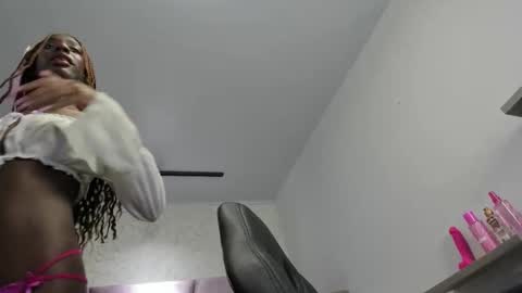 Snapshot of victoria_noir_18 chatting on October 2025 08:51:02 PM Vicky online show from October 2025 08:51:02 PM