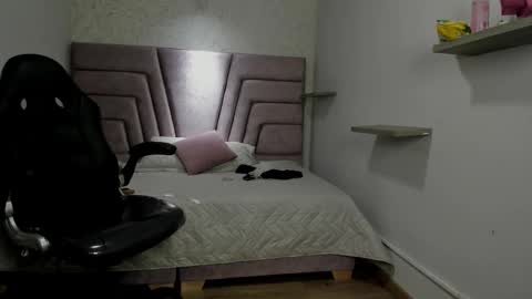 Snapshot of victoria_noir_18 chatting on November 2025 01:56:02 PM Vicky online show from November 2025 01:56:02 PM