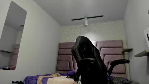 Snapshot of victoria_noir_18 chatting on November 2025 07:13:02 PM Vicky online show from November 2025 07:13:02 PM