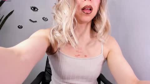 D A N I online show from November 2025 06:52:02 PM