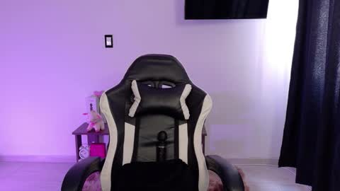 Kim 3 online show from October 2025 06:58:02 PM