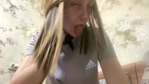 Snapshot of viktoria9898 chatting on June 2026 01:28:02 AM Sweett online show from June 2026 01:28:02 AM